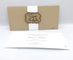 Προσκλητήρια γάμου πολυτελείας save the date σε λευκή απόχρωση με φάκελο κραφτ και καρτελάκι save tha date της εταιρίας NewAge invitations