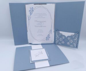 Προσκλητήρια γάμου πολυτελείας U009 λευκό και ασημί με κοπτικό λέιζερ της εταιρίας  NewAge invitations