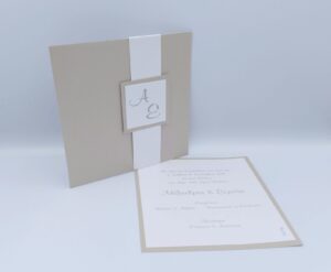 Προσκλητήρια γάμου πολυτελείας U012 Λευκό σε αποχρώσεις της άμμου, της εταιρίας NewAge invitations