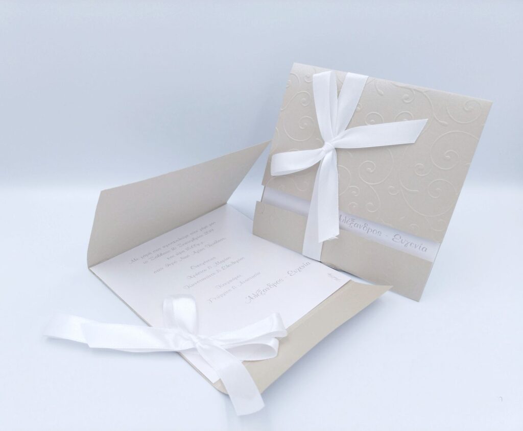 Προσκλητήρια γάμου πολυτελείας U013 Λευκό σε αποχρώσεις της άμμου με κορδέλα, της εταιρίας  NewAge invitations