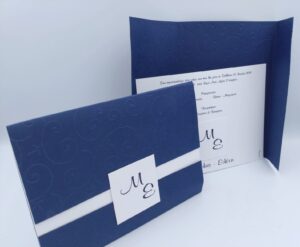 Προσκλητήρια γάμου πολυτελείας U016 navy σε χαρτί ακουαρέλα με μονογράμματα και μοναδικές σκαλιστές λεπτομέρειες, της εταιρίας  NewAge invitations