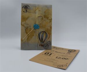 Προσκλητήρια βάπτισης πολυτελείας F003 hot air balloon Προσκλητήριο χάρτης με αερόστατο σε κραφτ χαρτί με περιτύλιγμα ρυζόχαρτο και κλείσιμο με βουλοκέρι και κορδονάκι Αστέρια που λαμπυρίζουν. Ασημί λεπτομέρεια στο περίγραμμα και το αστέρι, της εταιρίας NewAge invitations