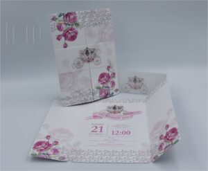 Προσκλητήρια βάπτισης πολυτελείας F006 princess pink flowers, πριγκίπισσα, άμαξα πριγκίπισσας, ροζ λουλούδια Προσκλητήριο με εκτύπωση σε μεταλλικό ιριδίζον χαρτί, της εταιρίας NewAge invitations