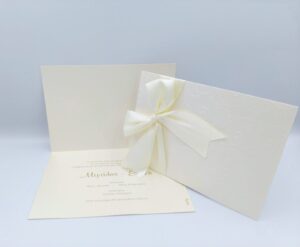 Προσκλητήρια γάμου πολυτελείας U020 ivory perle - σε ιβουάρ χαρτί ανάγλυφο μεταλλικό με κορδέλα, της εταιρίας  NewAge invitations