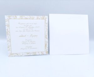 Προσκλητήρια γάμου πολυτελείας U026 white flowers λευκό με λουλούδια και καρτελάκι με μονογράμματα, της εταιρίας NewAge invitations
