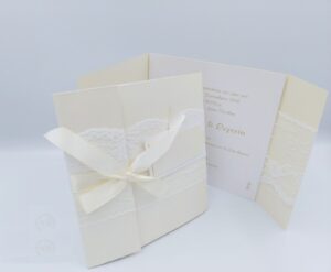 Προσκλητήρια γάμου πολυτελείας U033 sand λευκό με αποχρώσεις της άμμου και λεπτομέρεια δαντέλα στο κλείσιμο, της εταιρίας NewAge invitations