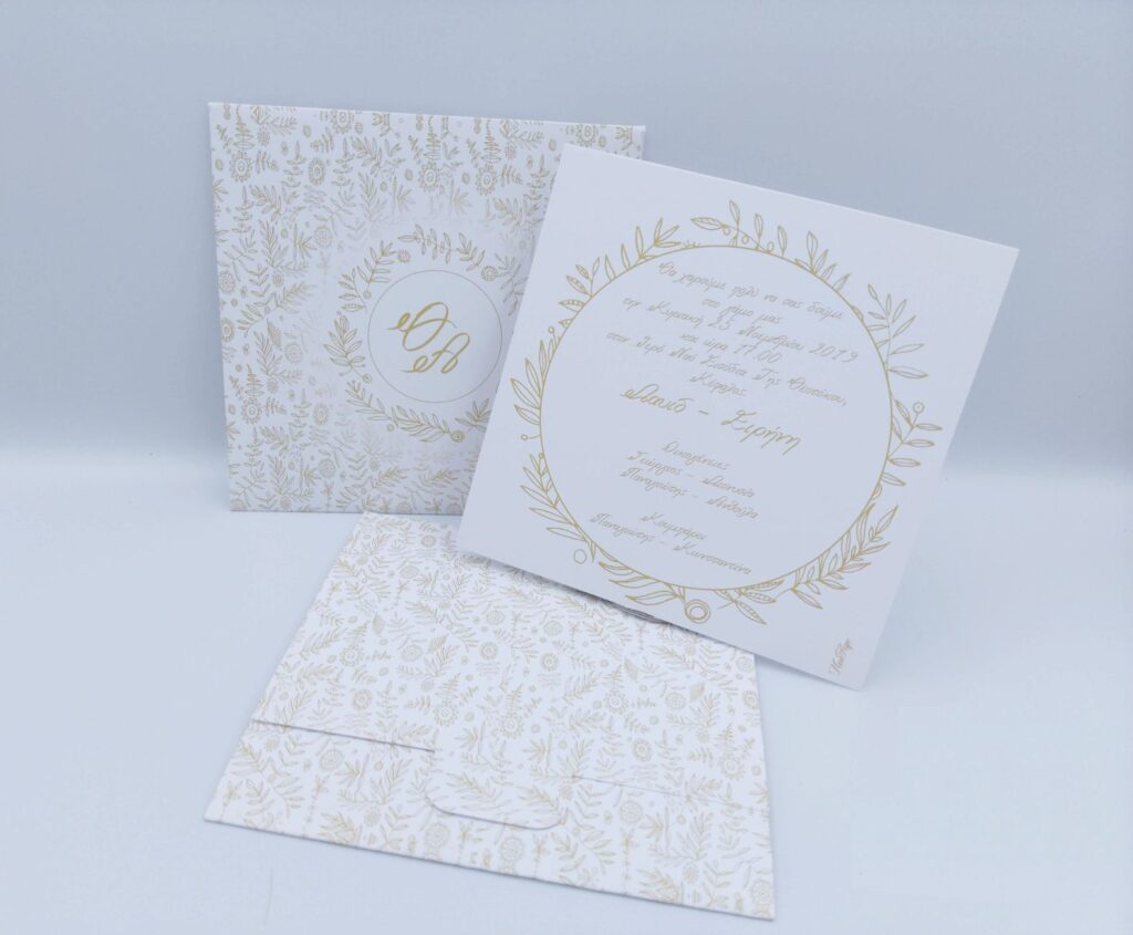 Προσκλητήρια γάμου πολυτελείας U034 λευκά με λεπτομέρεια στις χρυσές αποχρώσεις, της εταιρίας NewAge invitations