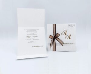 Προσκλητήρια γάμου 20g010 ti white, έγχρωμη εκτύπωση σε λευκό velvet χαρτί, με κορδέλα, της εταιρίας  NewAge invitations