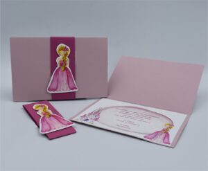 Προσκλητήρια βάπτισης πολυτελείας F014 princess, πριγκίπισσα. Προσκλητήριο με εκτύπωση βελβετ χαρτί, με φάκελο περιτύλιγμα ροζ ακουαρέλα και μαγνητάκι, της εταιρίας NewAge invitations