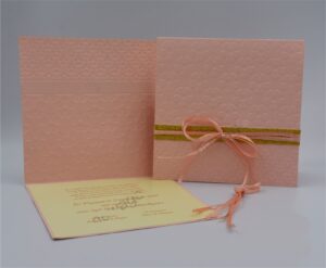 Προσκλητήρια βάπτισης πολυτελείας F020 flowers pink relief, λουλούδια. Προσκλητήριο με εκτύπωση σε βέλβετ χαρτί, με φάκελο περιτύλιγμα ανάγλυφο με λουλούδια, χρυσή λεπτομέρεια στη κορδέλα, της εταιρίας NewAge invitations
