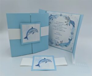Προσκλητήρια βάπτισης πολυτελείας F023 dolphin, δελφίνι, θάλασσα σιέλ. Προσκλητήριο με εκτύπωση σε ακουαρέλα χαρτί, με φάκελο περιτύλιγμα βέλβετ και καρτάκι τυπωμένο, της εταιρίας NewAge invitations
