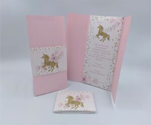 Προσκλητήρια βάπτισης πολυτελείας F027 unicorn, ροζ, μονόκερος σε χρυσή απόχρωση εκτύπωση. Προσκλητήριο με εκτύπωση σε μεταλλικό ιριδίζον, με φάκελο περιτύλιγμα μεταλλικό ιριδίζον, χάρτινη κορδέλα, της εταιρίας NewAge invitations