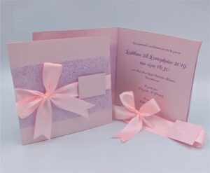 Προσκλητήρια βάπτισης πολυτελείας F028 pink & purple glitter, ροζ και μοβ. Προσκλητήριο με εκτύπωση σε μεταλλικό ιριδίζον χαρτί, με φάκελο περιτύλιγμα μεταλλικό ιριδίζον, περιτύλιγμα μοβ γκριτερ κορδέλα, της εταιρίας NewAge invitations