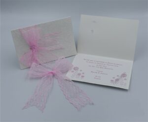 Προσκλητήρια βάπτισης πολυτελείας F030 flowers relief, λουλούδια. Προσκλητήριο με εκτύπωση σε ακουαρέλα χαρτί, με περιτύλιγμα λευκό ανάγλυφο χαρτί, ροζ κορδέλα, της εταιρίας NewAge invitations