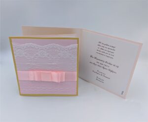 Προσκλητήρια βάπτισης πολυτελείας F031 lace pink, ροζ, λευκή ροζ δανδέλα. Προσκλητήριο με εκτύπωση σε ιριδίζον χαρτί, με περιτύλιγμα ιριδίζον χαρτί, ροζ κορδέλα, χρυσή λεπτομέρεια στο χρώμα, της εταιρίας NewAge invitations