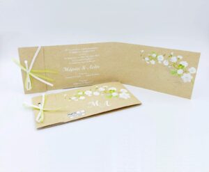 Προσκλητήρια γάμου 20g019 pl branch | προσκλητήριο σε εκτύπωση χρώμα κραφτ, κλαδί με λουλούδια και κορδέλα για το κλείσιμο, της εταιρίας  NewAge invitations