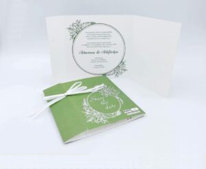 Προσκλητήρια γάμου με λουλούδια 20g020 ta green wreath dali, χαρτί ακουαρέλα, στεφάνι, πράσινες και λευκές αποχρώσεις με κορδέλα, της εταιρίας  NewAge invitations