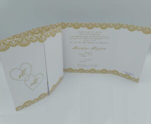 Προσκλητήρια γάμου λευκό με δαντέλα τυπωμένη σε χρυσό χρώμα και μονογράμματα καρδιές | 19g064 pa gold lace NewAge invitations