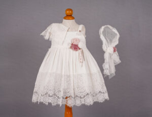 Ρουχαλάκια για κορίτσι Κ37Ε Φορεματάκια βάπτισης σε λευκό χρωματισμό | Κ37Ε Νο-1,2,3 Ρουχαλάκια για κορίτσι - "Φόρεμα για τη μικρή σας πριγκίπισσα" Μοντέρνα σχέδια με την καλύτερη ποιότητα ραπτικής. Ένας ιδιαίτερα μοντέρνος συνδυασμός που θα κάνει το κοριτσάκι σας να ξεχωρίζει. Μαγνητίστε όλα τα βλέμματα!!! Το εξαιρετικό λευκό φόρεμα ταιριάζει ιδανικά με το λευκό μπολερό και η μπαντάνα σε απόχρωση λευκή ολοκληρώνει το σύνολο.