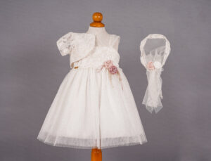 Ρουχαλάκια για κορίτσι Κ45Ε Φορεματάκια βάπτισης σε λευκό χρωματισμό | Κ45Ε Νο-1,2,3 Ρουχαλάκια για κορίτσι - "Φόρεμα για τη μικρή σας πριγκίπισσα" Μοντέρνα σχέδια με την καλύτερη ποιότητα ραπτικής. Ένας ιδιαίτερα μοντέρνος συνδυασμός που θα κάνει το κοριτσάκι σας να ξεχωρίζει. Μαγνητίστε όλα τα βλέμματα!!! Το εξαιρετικό λευκό φόρεμα ταιριάζει ιδανικά με το λευκό μπολερό και η μπαντάνα σε απόχρωση λευκή ολοκληρώνει το σύνολο.