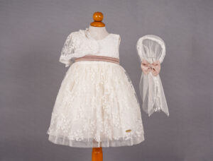 Ρουχαλάκια για κορίτσι Κ56Ε Φορεματάκια βάπτισης σε λευκούς χρωματισμούς με μπεζ ζώνη | Κ54Ε Νο-1,2,3 Ρουχαλάκια για κορίτσι - "Φόρεμα για τη μικρή σας πριγκίπισσα" Μοντέρνα σχέδια με την καλύτερη ποιότητα ραπτικής. Ένας ιδιαίτερα μοντέρνος συνδυασμός που θα κάνει το κοριτσάκι σας να ξεχωρίζει. Μαγνητίστε όλα τα βλέμματα!!! Το εξαιρετικό λευκό φόρεμα με τη μπεζ ζώνη στη μέση, ταιριάζει ιδανικά με το λευκό μπολερό και η μπαντάνα σε απόχρωση λευκή ολοκληρώνει το σύνολο.