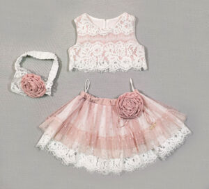 Ρουχαλάκια για κορίτσι Κ62 Φορεματάκια βάπτισης σε ροζ και λευκούς χρωματισμούς | Κ62 Νο-1,2,3 Ρουχαλάκια για κορίτσι - "Φόρεμα για τη μικρή σας πριγκίπισσα" Μοντέρνα σχέδια με την καλύτερη ποιότητα ραπτικής. Ένας ιδιαίτερα μοντέρνος συνδυασμός που θα κάνει το κοριτσάκι σας να ξεχωρίζει. Μαγνητίστε όλα τα βλέμματα!!! Η εξαιρετική ροζ λευκή φούστα, ταιριάζει ιδανικά με το ροζ μπολερό και το λάστιχο για τα μαλλιά σε απόχρωση λευκή με ροζ λουλούδι ολοκληρώνει το σύνολο.