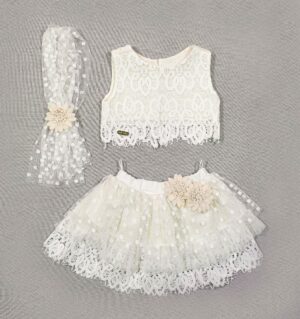 Ρουχαλάκια για κορίτσι Κ63 Φορεματάκια βάπτισης σε λευκό χρωματισμό| Κ62 Νο-1,2,3 Ρουχαλάκια για κορίτσι - "Φόρεμα για τη μικρή σας πριγκίπισσα" Μοντέρνα σχέδια με την καλύτερη ποιότητα ραπτικής. Ένας ιδιαίτερα μοντέρνος συνδυασμός που θα κάνει το κοριτσάκι σας να ξεχωρίζει. Μαγνητίστε όλα τα βλέμματα!!! Η εξαιρετική λευκή εκρού φούστα, ταιριάζει ιδανικά με το λευκό εκρού μπολερό και η μπαντάνα για τα μαλλιά σε απόχρωση λευκή με το εκρού λουλούδι ολοκληρώνει το σύνολο.