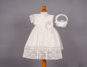 Ρουχαλάκια για κορίτσι Κ65E Φορεματάκια βάπτισης σε λευκούς χρωματισμούς | Κ62 Νο-1,2,3 Ρουχαλάκια για κορίτσι - "Φόρεμα για τη μικρή σας πριγκίπισσα" Μοντέρνα σχέδια με την καλύτερη ποιότητα ραπτικής. Ένας ιδιαίτερα μοντέρνος συνδυασμός που θα κάνει το κοριτσάκι σας να ξεχωρίζει. Μαγνητίστε όλα τα βλέμματα!!! Το εξαιρετικά λευκό φόρεμα, ταιριάζει ιδανικά με το λευκό μπολερό και η μπαντάνα για τα μαλλιά σε λευκή με λουλούδια ολοκληρώνει το σύνολο.