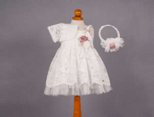 Ρουχαλάκια για κορίτσι Κ67Ε Φορεματάκια βάπτισης σε λευκούς χρωματισμούς | Κ67Ε Νο-1,2,3 Ρουχαλάκια για κορίτσι - "Φόρεμα για τη μικρή σας πριγκίπισσα" Μοντέρνα σχέδια με την καλύτερη ποιότητα ραπτικής. Ένας ιδιαίτερα μοντέρνος συνδυασμός που θα κάνει το κοριτσάκι σας να ξεχωρίζει. Μαγνητίστε όλα τα βλέμματα!!! Το εξαιρετικά λευκό φόρεμα με το σομόν λουλούδι , ταιριάζει ιδανικά με το λευκό μπολερό και η μπαντάνα σε λευκή σομόν απόχρωση ολοκληρώνει το σύνολο.