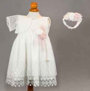 Ρουχαλάκια για κορίτσι Κ69Π Φορεματάκια βάπτισης σε λευκό χρωματισμούς | Κ69Ε Νο-1,2,3 Ρουχαλάκια για κορίτσι - "Φόρεμα για τη μικρή σας πριγκίπισσα" Μοντέρνα σχέδια με την καλύτερη ποιότητα ραπτικής. Ένας ιδιαίτερα μοντέρνος συνδυασμός που θα κάνει το κοριτσάκι σας να ξεχωρίζει. Μαγνητίστε όλα τα βλέμματα!!! Το εξαιρετικά λευκό φόρεμα με το ροζ λουλούδι στη μέση, ταιριάζει ιδανικά με το λευκό μπολερό και η μπαντάνα σε λευκές σομόν αποχρώσεις ολοκληρώνει το σύνολο.