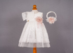 Ρουχαλάκια για κορίτσι Κ73 Φορεματάκια βάπτισης σε λευκό χρώμα | Κ73 Νο-1,2,3 Ρουχαλάκια για κορίτσι - "Φόρεμα για τη μικρή σας πριγκίπισσα" Μοντέρνα σχέδια με την καλύτερη ποιότητα ραπτικής. Ένας ιδιαίτερα μοντέρνος συνδυασμός που θα κάνει το κοριτσάκι σας να ξεχωρίζει. Μαγνητίστε όλα τα βλέμματα!!! Το εξαιρετικά λευκό φόρεμα με το ροζ λουλούδι στη μέση, ταιριάζει ιδανικά με το λευκό μπολερό και η μπαντάνα σε λευκές σομόν αποχρώσεις ολοκληρώνει το σύνολο.