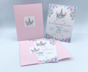 Προσκλητήρια βάπτισης με μονόκερο | Newage 22b023 por unicorn Προσκλητήρια βάπτισης με μονόκερο, λουλούδια | Newage invitations 22b023 por unicorn. Προσκλητήριο για βάπτιση, έγχρωμη εκτύπωση, χάρτινο περιτύλιγμα και καρτάκι για το κλείσιμο, της εταιρίας NewAge invitations