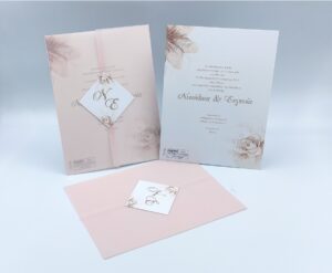 Προσκλητήρια γάμου με λουλούδια λίλιουμ | 22g003 rork lilium Προσκλητήρια γάμου με λουλούδια λίλιουμ | 22g003 rork lilium NewAge invitations Προσκλητήριο για γάμο, έγχρωμης εκτύπωσης. Περιτύλιγμα χαρτί ριζόχαρτο και καρτάκι για το κλείσιμο.