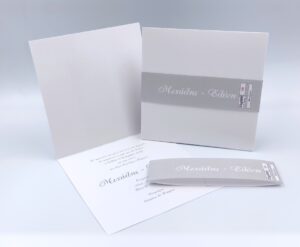 Προσκλητήρια γάμου σε ασημί χρώμα | 22g008 tsk silver Προσκλητήρια γάμου με σε ασημί χρώμα, ασημί αποχρώσεις | 22g008 tsk, NewAge invitations Προσκλητήριο για γάμο, έγχρωμη εκτύπωση σε ασημί χρώματα. Χάρτινη κορδέλα τυπωμένη για το κλείσιμο.
