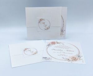 Προσκλητήρια γάμου με τριαντάφυλλα  | 22g009 pte roses Προσκλητήρια γάμου με λουλούδια τριαντάφυλλα | 22g009 pte, NewAge invitations Προσκλητήριο για γάμο, έγχρωμη εκτύπωση σε χρώματα, εκρού, σομόν, ροζ και χρυσό. Περιτύλιγμα χαρτί και καρτάκι τυπωμένο για το κλείσιμο με μονογράμματα.
