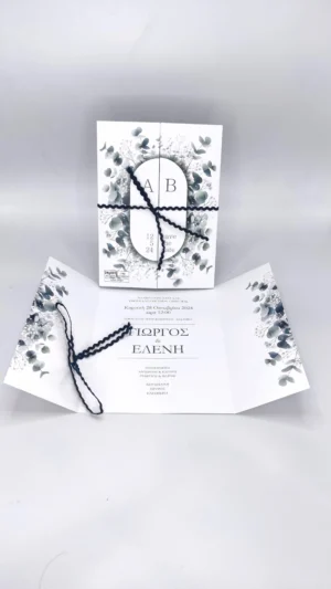 Προσκλητήριο γάμου τρίπτυχο με ευκάλυπτο και σκούρο μπλε κορδόνι.