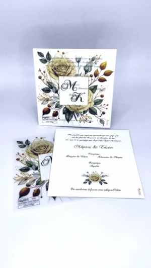 Προσκλητήριο γάμου με χρυσοκίτρινα τριαντάφυλλα, printed ριζόχαρτο με μονογράμματα και εσωτερική τετράγωνη κάρτα.